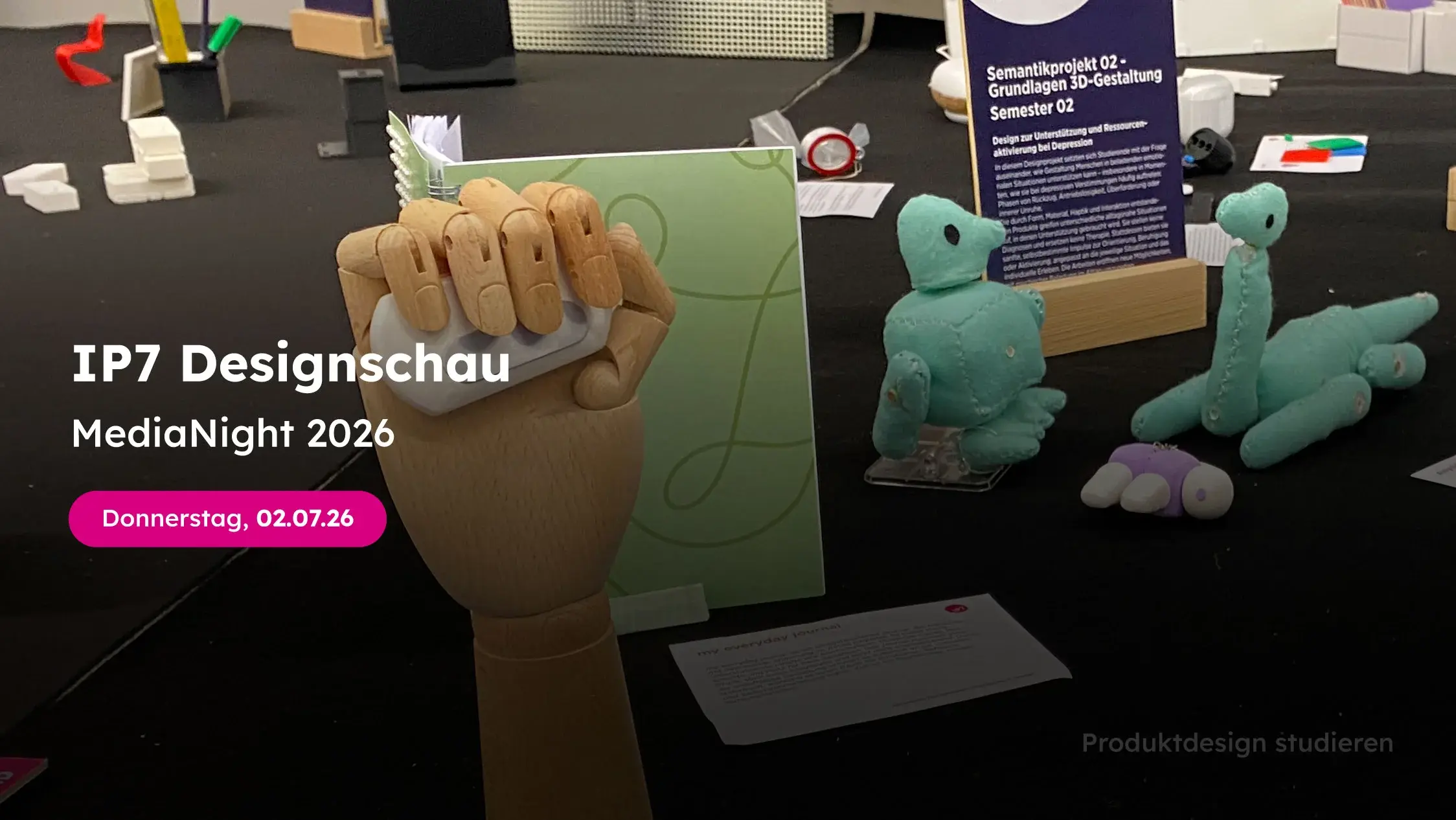 Ausstellung studentischer Designprojekte auf der MediaNight 2026 mit Prototypen, Modellen und Gestaltungsarbeiten aus dem Studienbereich Produktdesign der HdM Stuttgart.