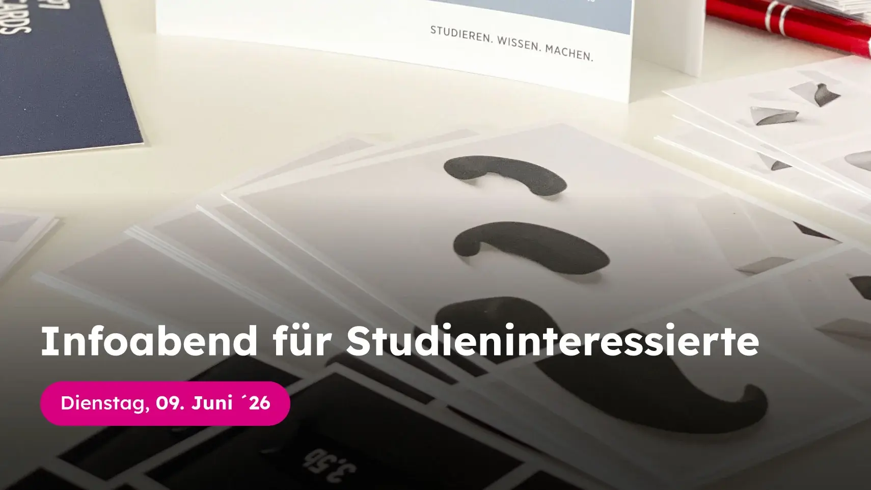 Visual zum Infoabend der Hochschule der Medien Stuttgart. Zu sehen sind Informationsmaterialien des Studiengangs Integriertes Produktdesign auf einem Tisch im Foyer. Das Bild kündigt den Infoabend für Studieninteressierte am 9. Juni 2026 an.