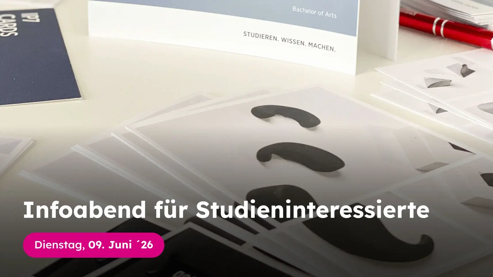 Visual zum Infoabend der Hochschule der Medien Stuttgart. Zu sehen sind Informationsmaterialien des Studiengangs Integriertes Produktdesign auf einem Tisch im Foyer. Das Bild kündigt den Infoabend für Studieninteressierte am 9. Juni 2026 an.