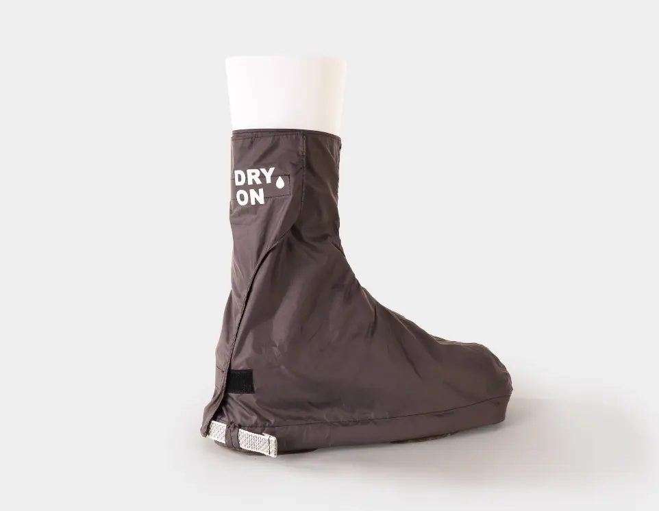 Regencover für Schuhe – wasserabweisendes Produktdesign für trockene Füße im urbanen Alltag