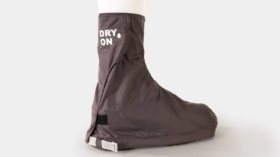 Regencover für Schuhe – wasserabweisendes Produktdesign für trockene Füße im urbanen Alltag