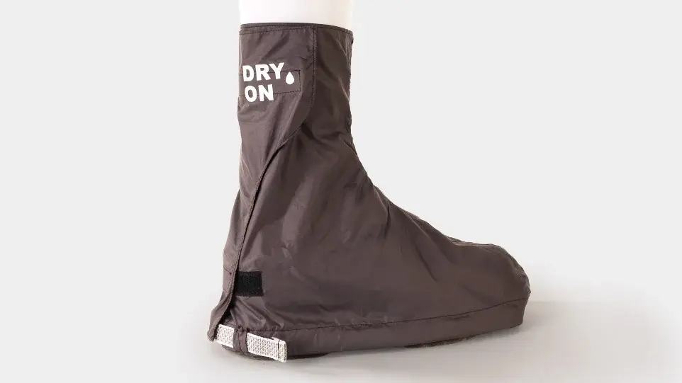Regencover für Schuhe – wasserabweisendes Produktdesign für trockene Füße im urbanen Alltag