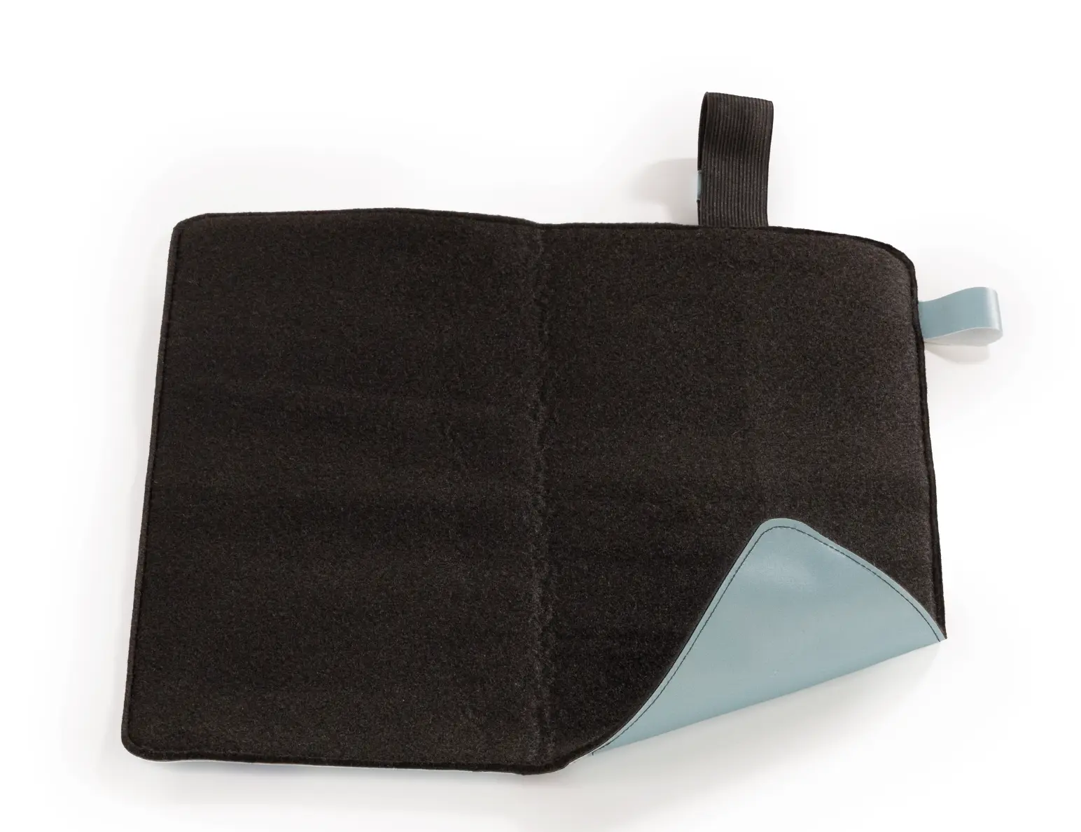 Sitzkissen aus recycelten Sportbannern – faltbares Produktdesign für trockenen Sitzkomfort im Outdoor-Bereich