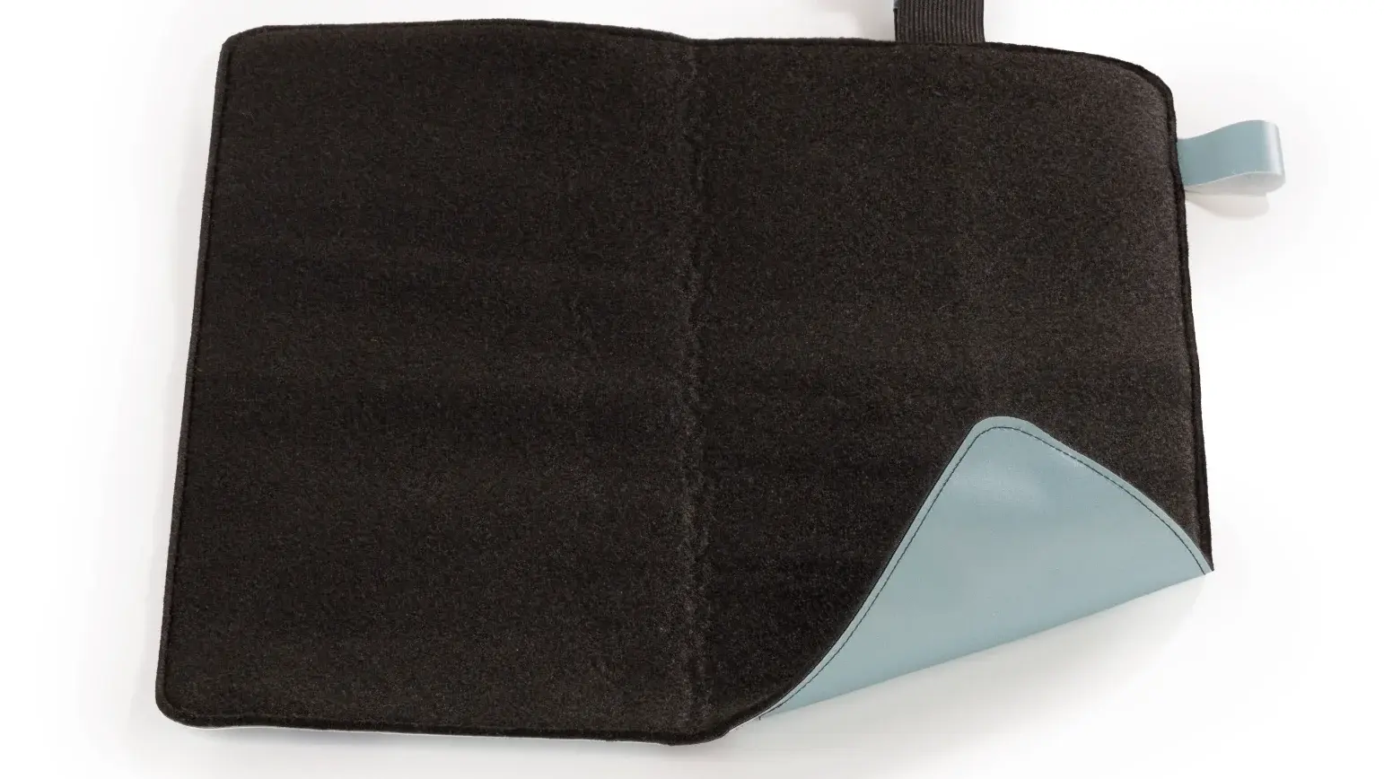 Sitzkissen aus recycelten Sportbannern – faltbares Produktdesign für trockenen Sitzkomfort im Outdoor-Bereich