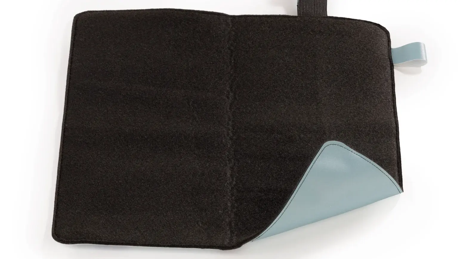 Sitzkissen aus recycelten Sportbannern – faltbares Produktdesign für trockenen Sitzkomfort im Outdoor-Bereich