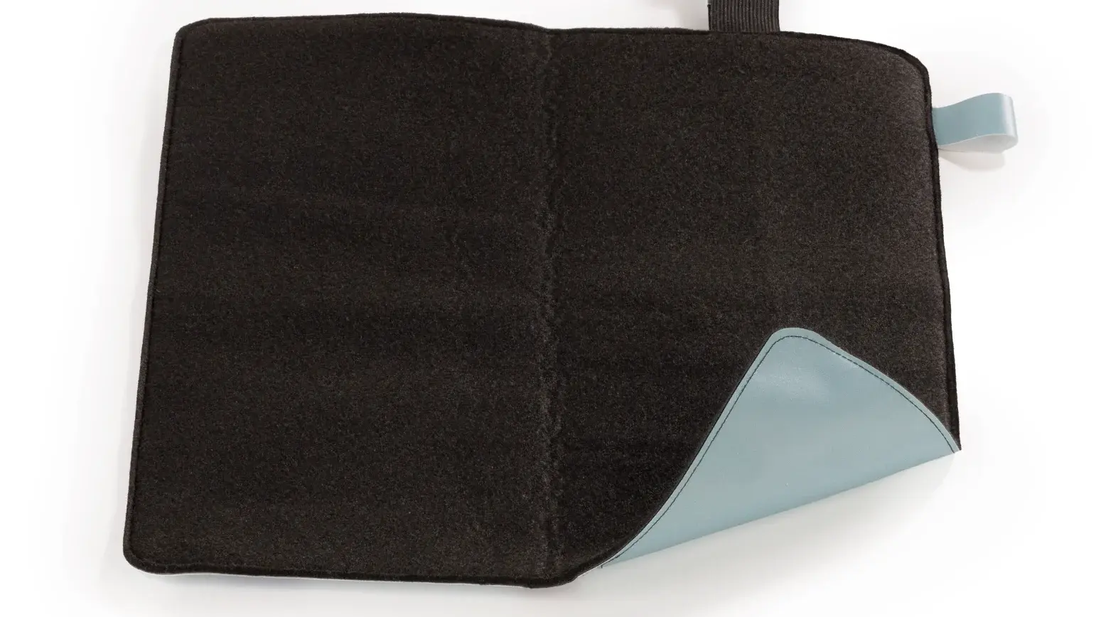 Sitzkissen aus recycelten Sportbannern – faltbares Produktdesign für trockenen Sitzkomfort im Outdoor-Bereich