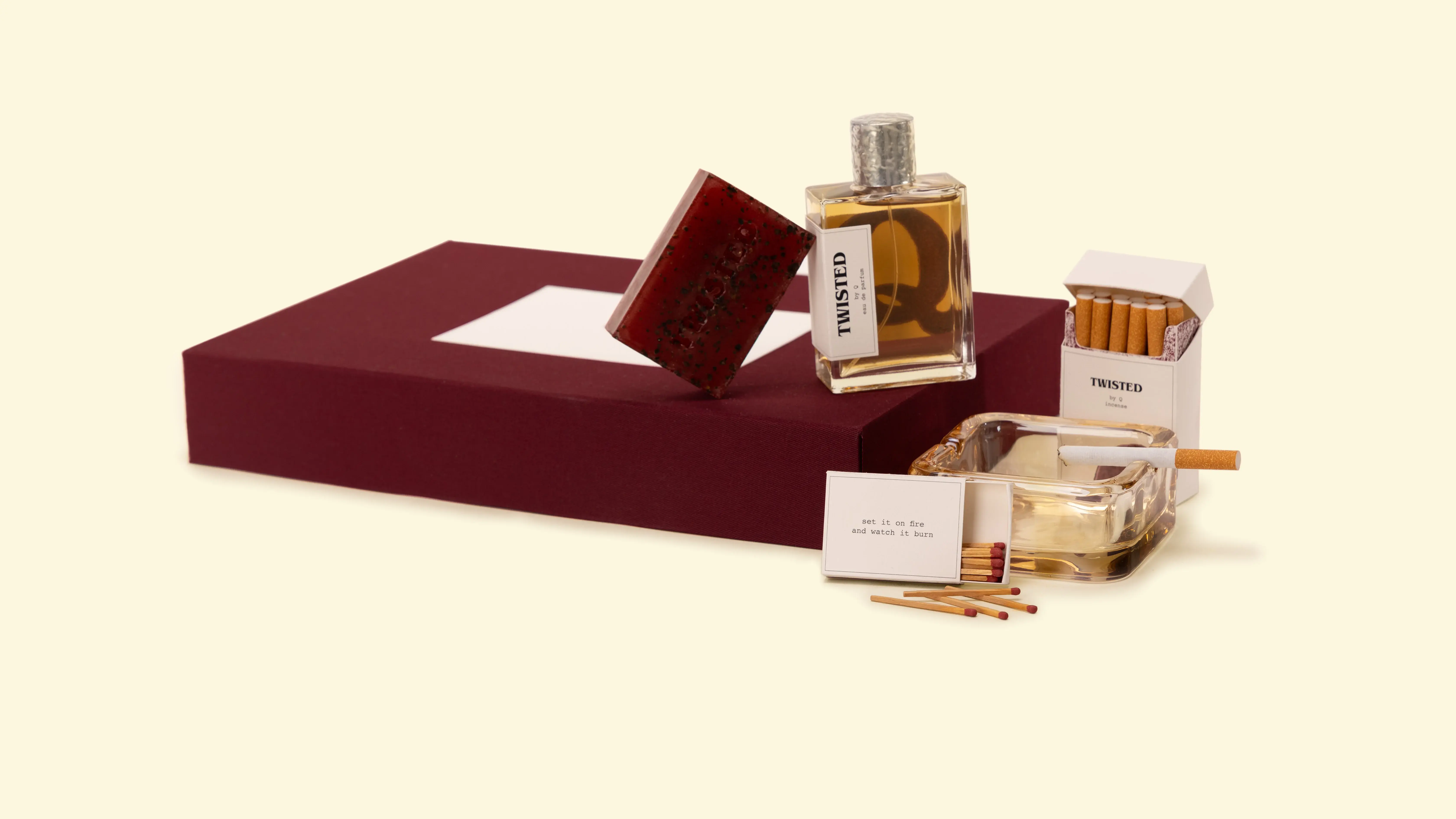 Studierendenprojekt im Produktdesign: inszeniertes Duft-Set mit Parfum, Packaging, Seife und filmischer Ästhetik als Teil einer Markenentwicklung