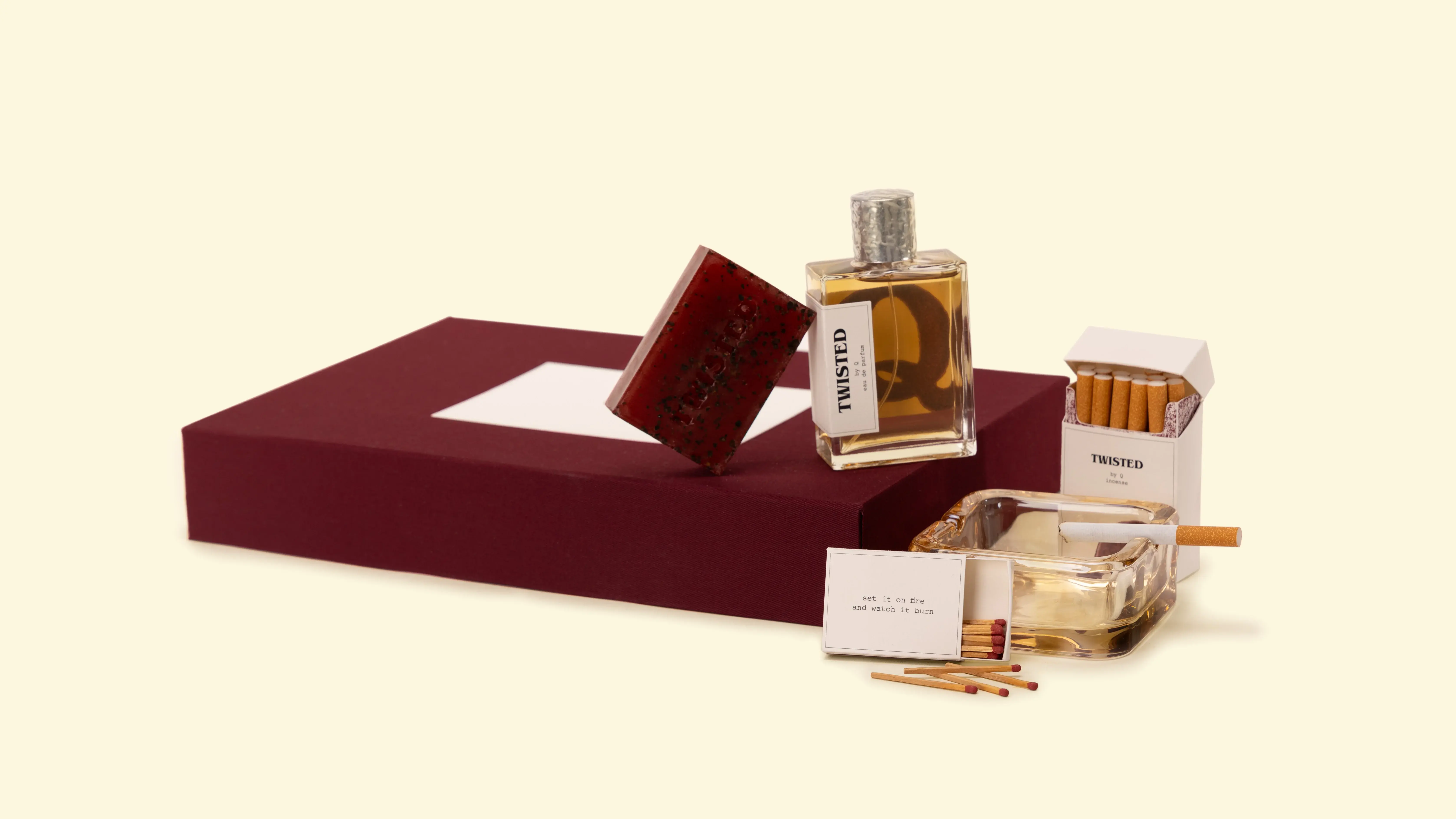 Studierendenprojekt im Produktdesign: inszeniertes Duft-Set mit Parfum, Packaging, Seife und filmischer Ästhetik als Teil einer Markenentwicklung