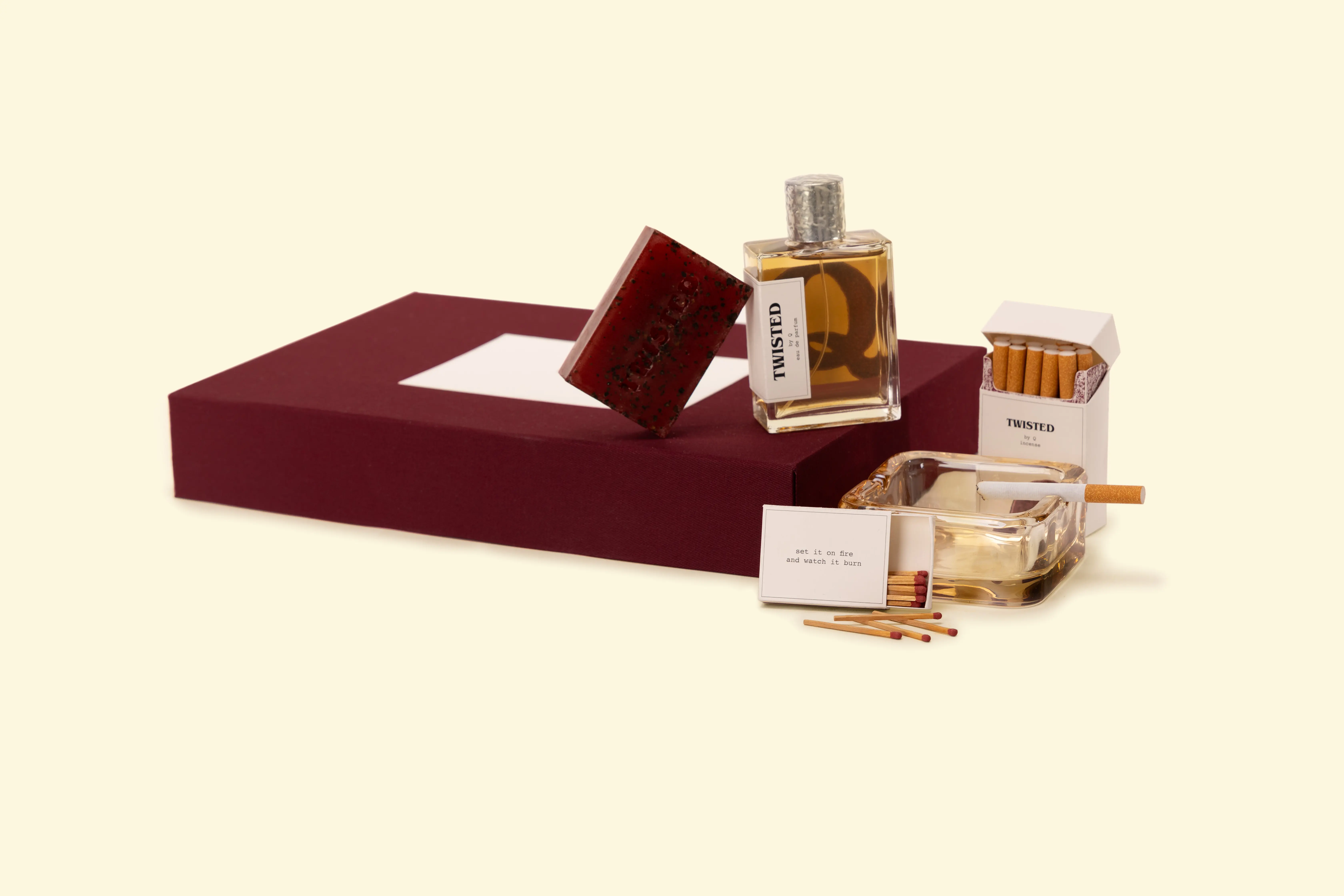 Studierendenprojekt im Produktdesign: inszeniertes Duft-Set mit Parfum, Packaging, Seife und filmischer Ästhetik als Teil einer Markenentwicklung