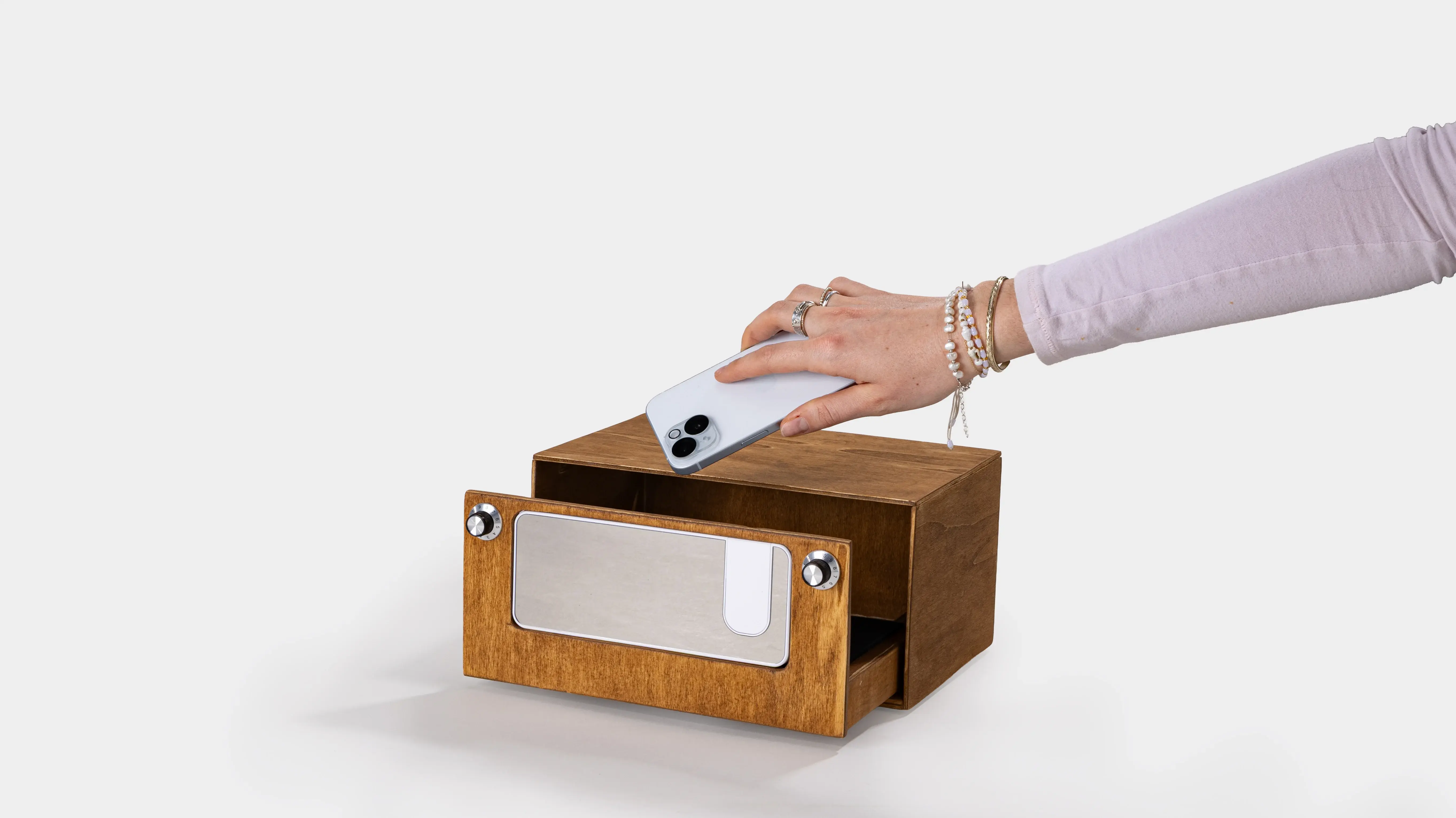 NOCTA ist eine intelligente Holzbox aus dem Studiengang Integriertes Produktdesign der Hochschule der Medien Stuttgart. Sie aktiviert beim Ablegen des Smartphones automatisch den Schlafmodus und unterstützt eine gesunde Abendroutine.