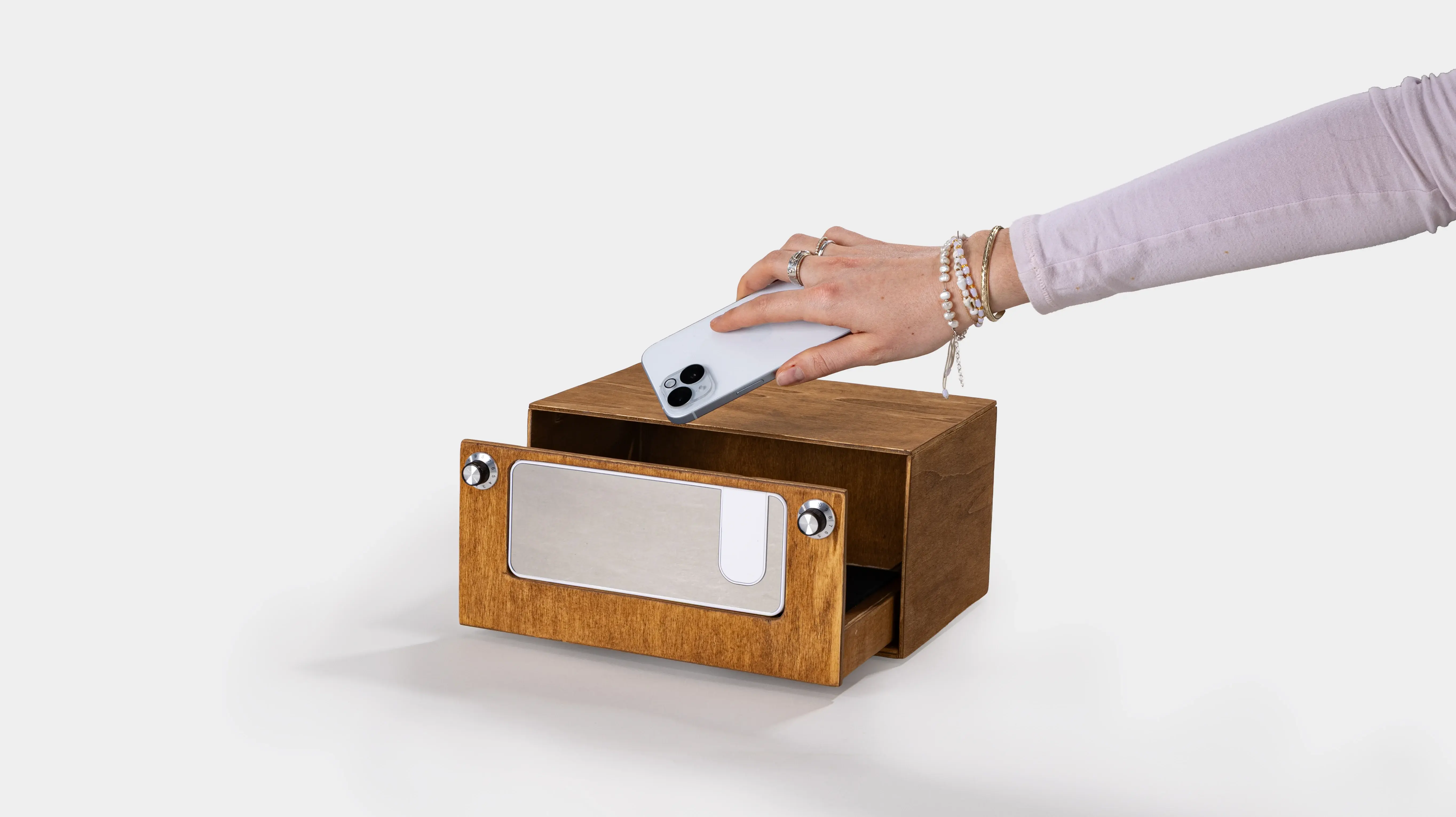 NOCTA ist eine intelligente Holzbox aus dem Studiengang Integriertes Produktdesign der Hochschule der Medien Stuttgart. Sie aktiviert beim Ablegen des Smartphones automatisch den Schlafmodus und unterstützt eine gesunde Abendroutine.