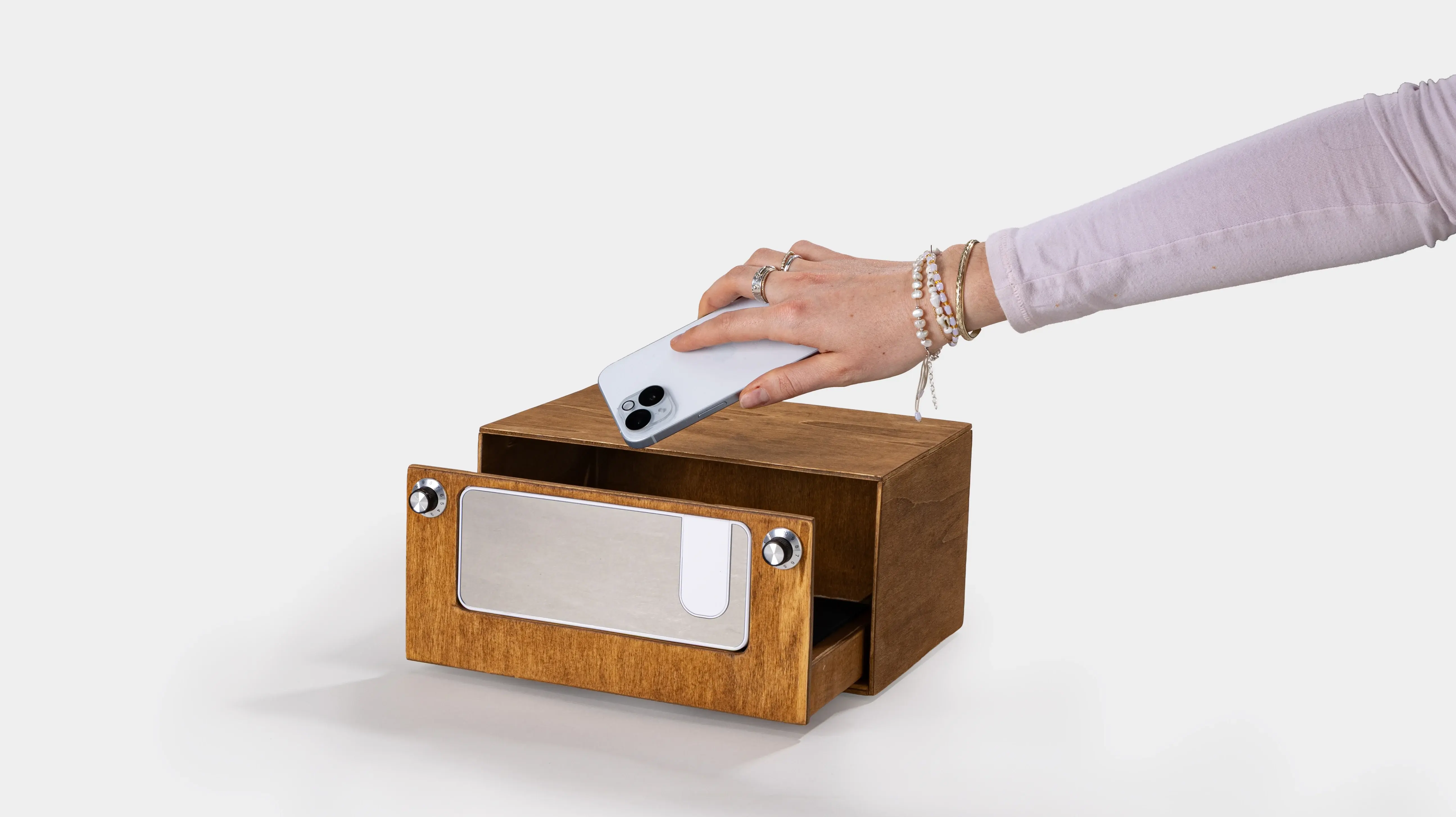 NOCTA ist eine intelligente Holzbox aus dem Studiengang Integriertes Produktdesign der Hochschule der Medien Stuttgart. Sie aktiviert beim Ablegen des Smartphones automatisch den Schlafmodus und unterstützt eine gesunde Abendroutine.