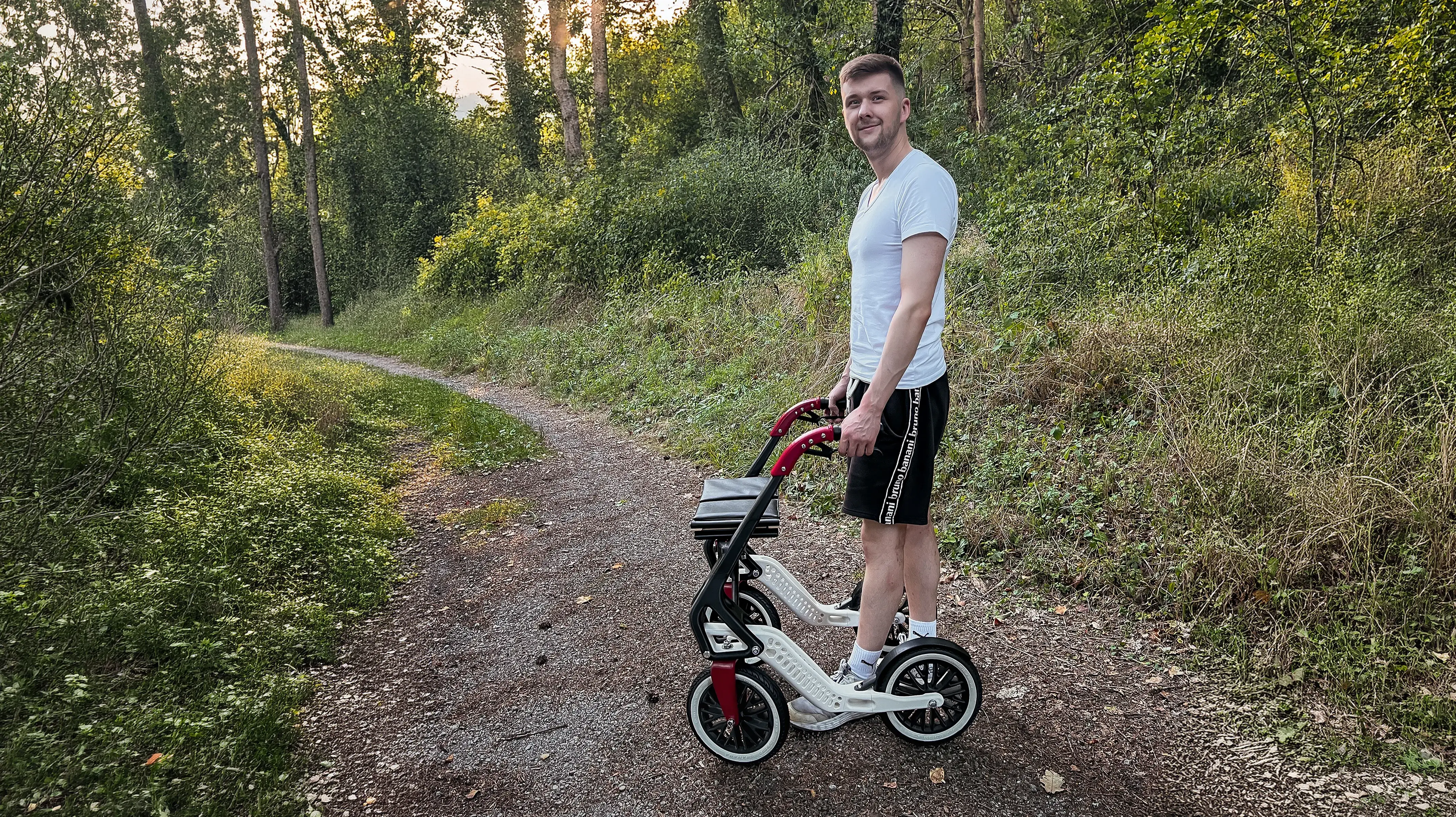 MOVEA von Manuel Nagel: mobiler Rollator mit integrierter Stehfunktion im Praxiseinsatz auf einem Waldweg. Das Produkt entstand als Bachelorarbeit im Studiengang Integriertes Produktdesign an der Hochschule der Medien Stuttgart.