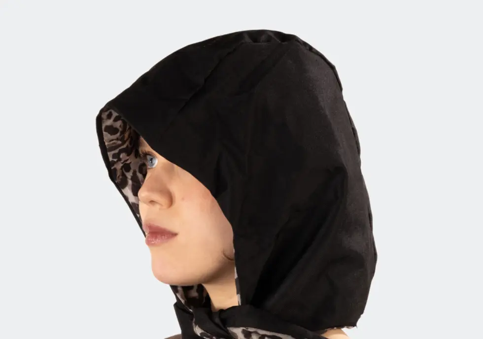 Regenkapuze mit Satin-Innenfutter – Produktdesign Konzept zum Schutz von Haaren und Styling bei Regen