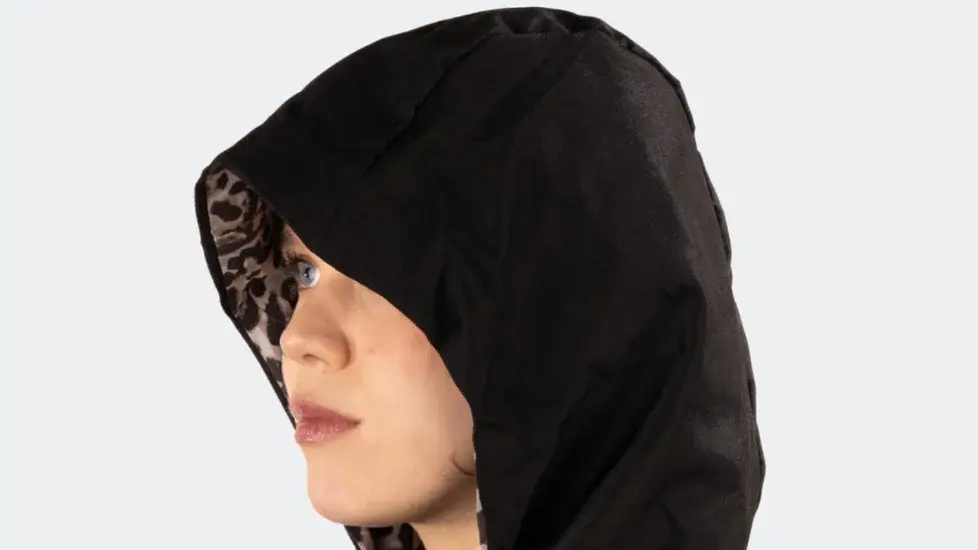 Regenkapuze mit Satin-Innenfutter – Produktdesign Konzept zum Schutz von Haaren und Styling bei Regen