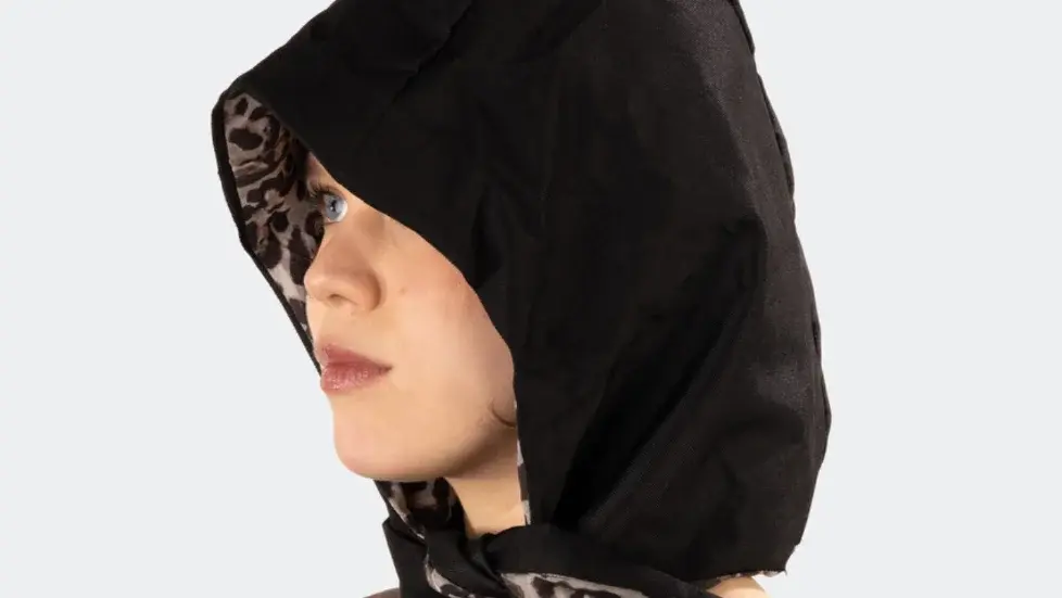 Regenkapuze mit Satin-Innenfutter – Produktdesign Konzept zum Schutz von Haaren und Styling bei Regen