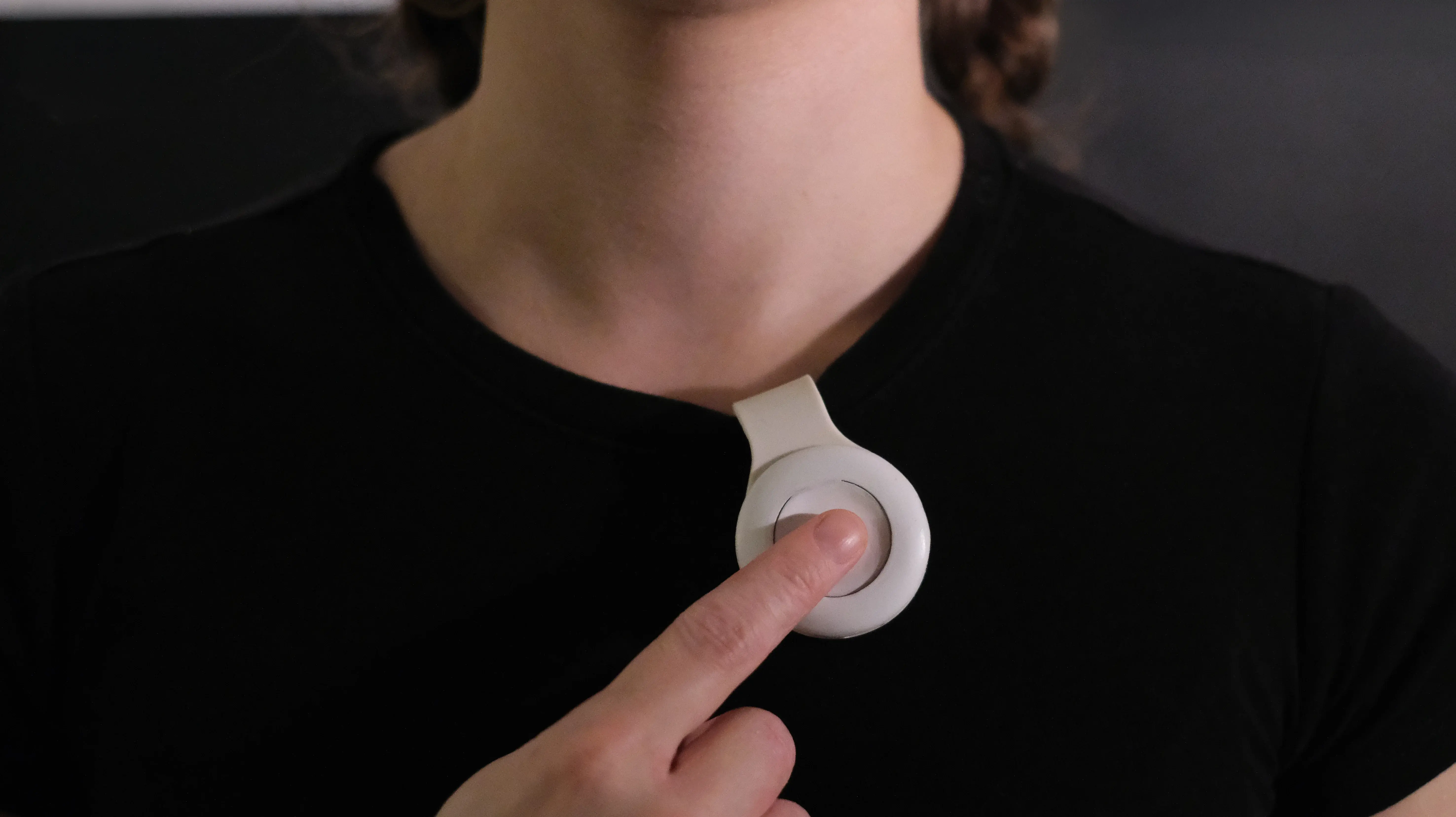 Tragbares Hardware-Interface zur Sprachaufnahme – Produktdesign für KI-gestützte Dokumentation in der Pflege