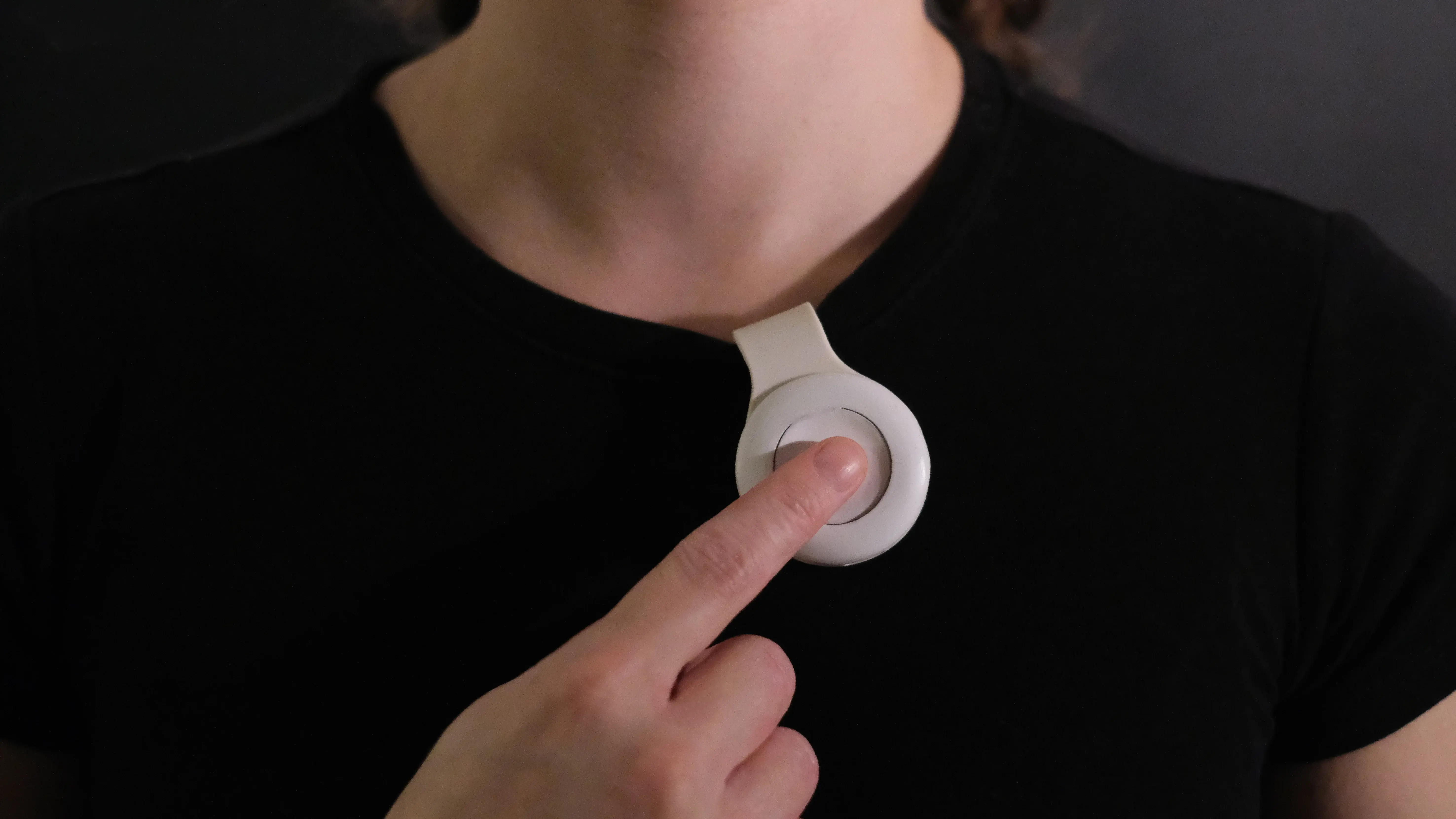 Tragbares Hardware-Interface zur Sprachaufnahme – Produktdesign für KI-gestützte Dokumentation in der Pflege