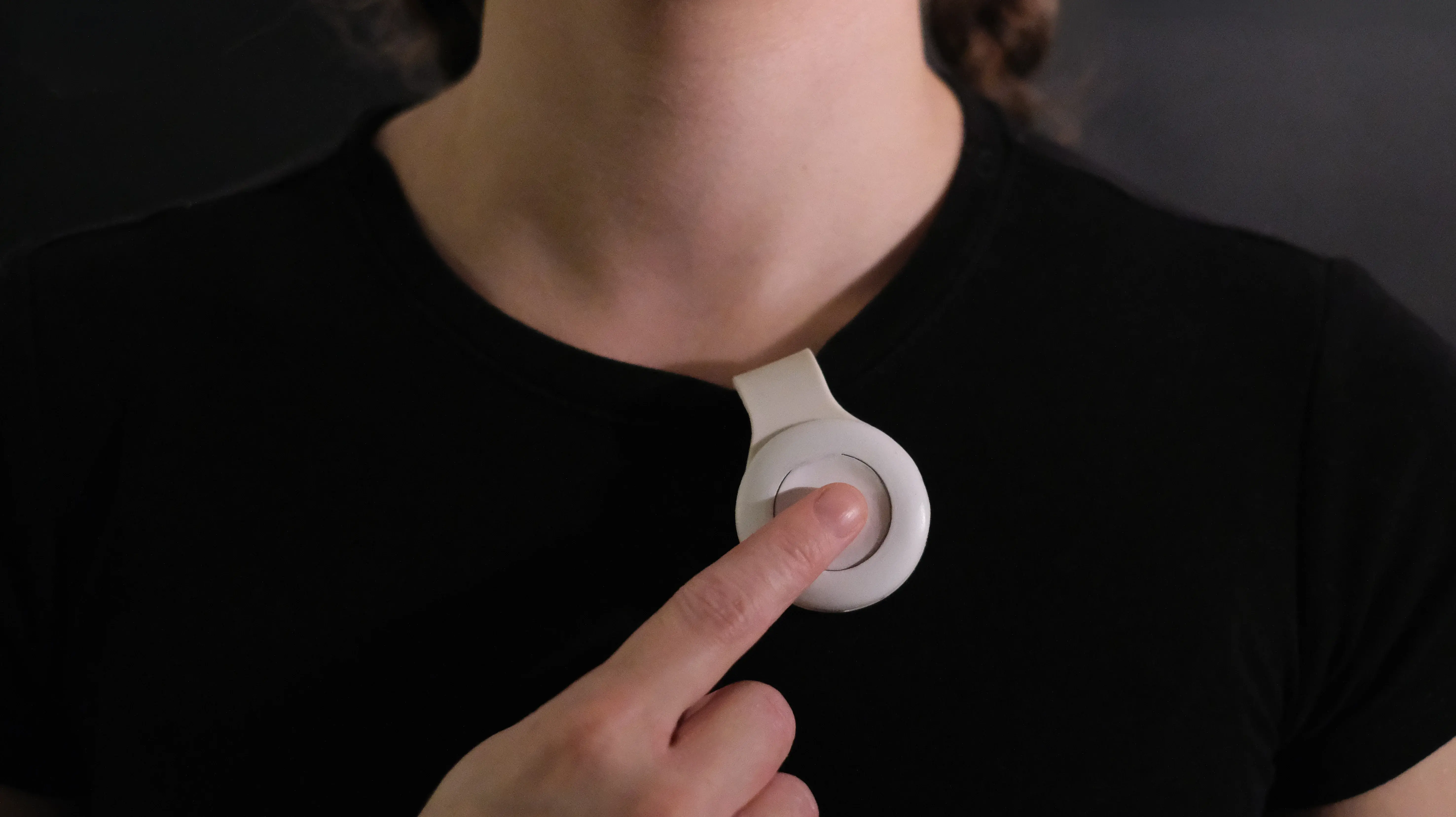 Tragbares Hardware-Interface zur Sprachaufnahme – Produktdesign für KI-gestützte Dokumentation in der Pflege