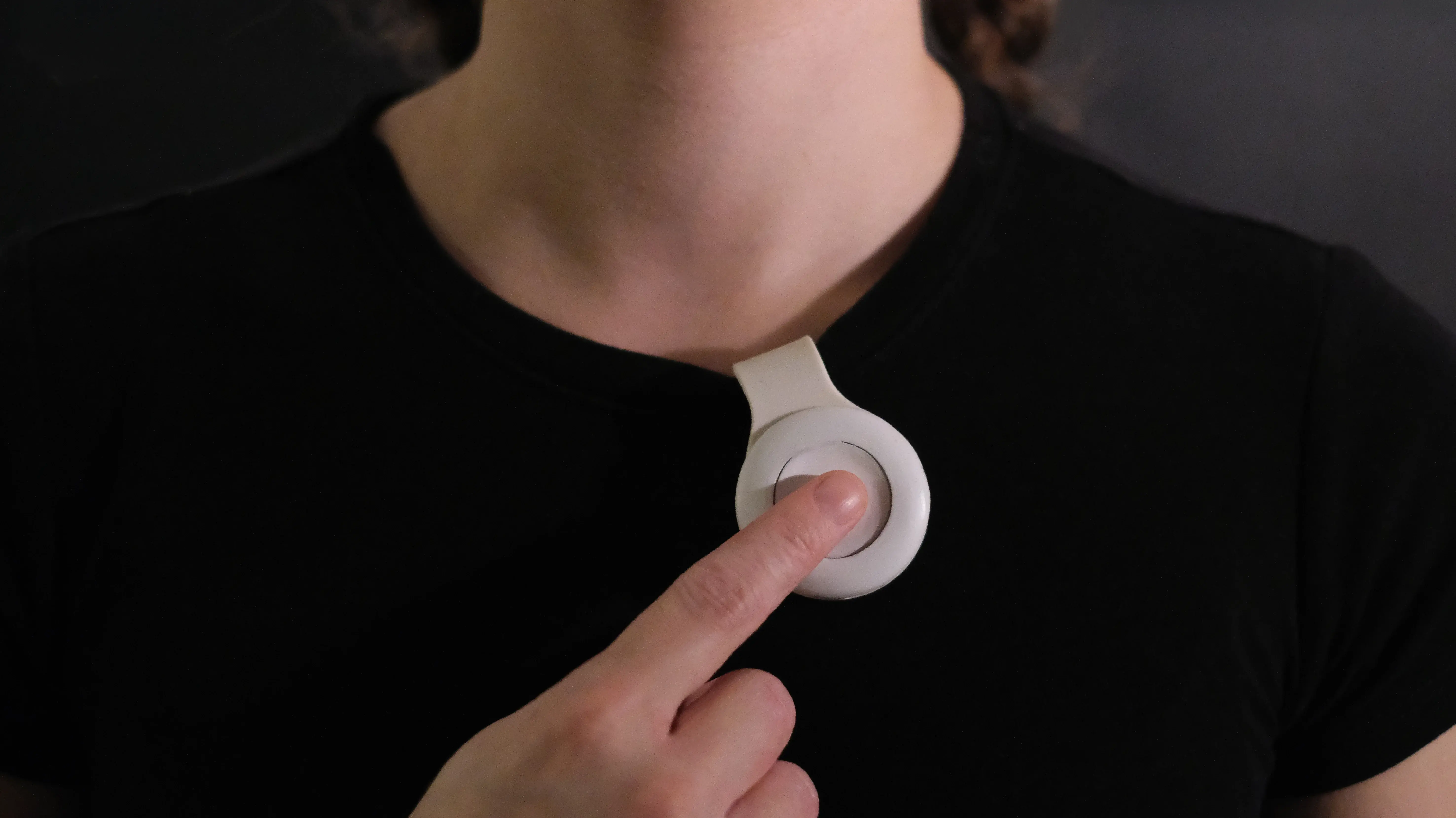 Tragbares Hardware-Interface zur Sprachaufnahme – Produktdesign für KI-gestützte Dokumentation in der Pflege